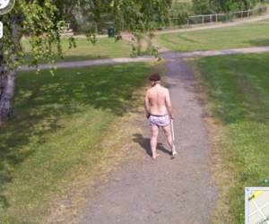 Ein Mann von hinten, nur mit einer schlabbrigen Unterhose bekleidet und einem Golfschläger