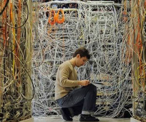 Eine Reihe von Servern verschwindet fast völlig hinter einer Schicht aus gelben Netzwerkkabeln