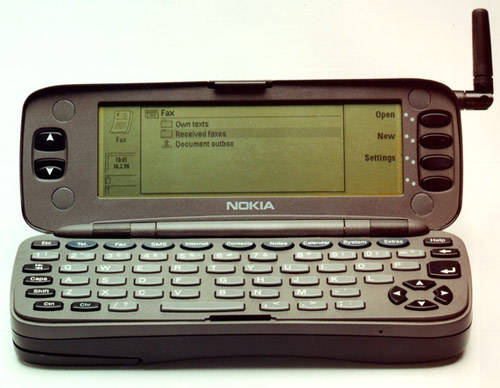 Der Nokia 9000 Communicator ist ein Nachrichten-plus-Stimme-Gerät und der inoffizielle Vorfahre der heutigen BlackBerrys. (Bild: Nokia)