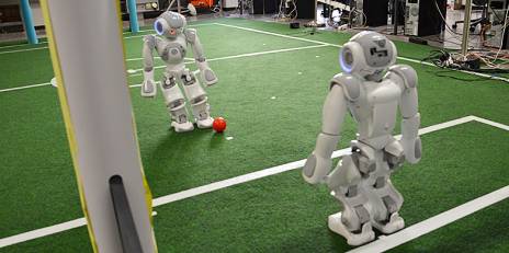 Roboter üben die Penalty-Situation vor dem RoboCup-Turnier