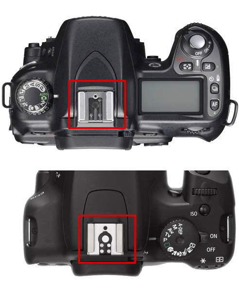 Blitzschuh einer Nikon-Kamera (oben) und einer Canon-Kamera. Die Metallknöpfe, über die das Signal übertragen wird, sind verschieden angeordnet. Deshalb sind die Systeme nicht kompatibel.