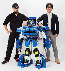 Robotik-Spezialist Kenji Ishida (links) und sein Transformer