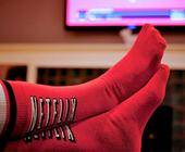 Symbolbild zeigt ein paar Füsse, die rote Netflix-Socken tragen