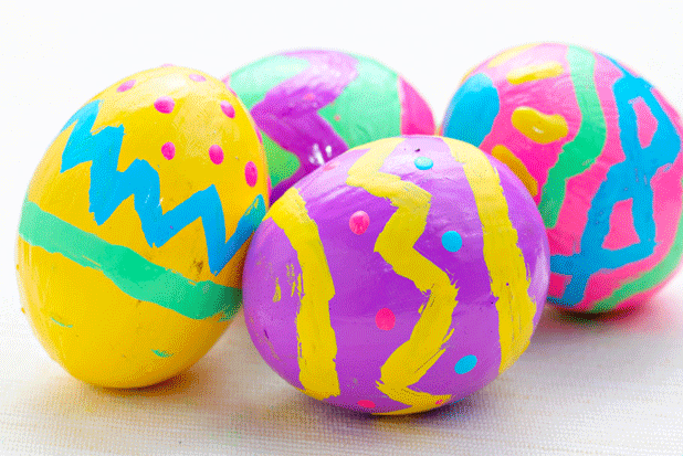 Vier bunt bemalte Oster-Eier