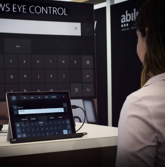 Dank der nativen Eye-Tracking-Technologie lässt sich das Surface Tablet mit den Augen bedienen