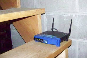 Ein Router steht auf einer Treppenstufe