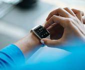 Eine Smartwatch an einem Handgelenk