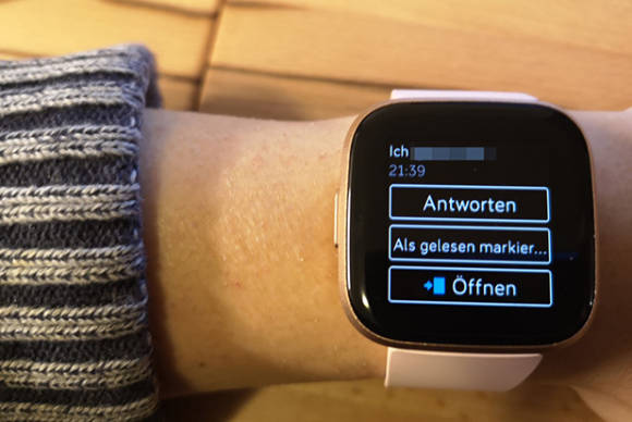 Fitbit Versa 2 am Handgelenk der Autorin