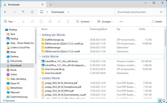 Ein Explorer-Fenster zeigt den Downloads-Ordner nach Zeitspanne gruppiert