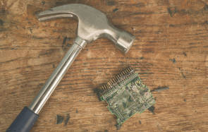 Hammer und Computer-Chip 