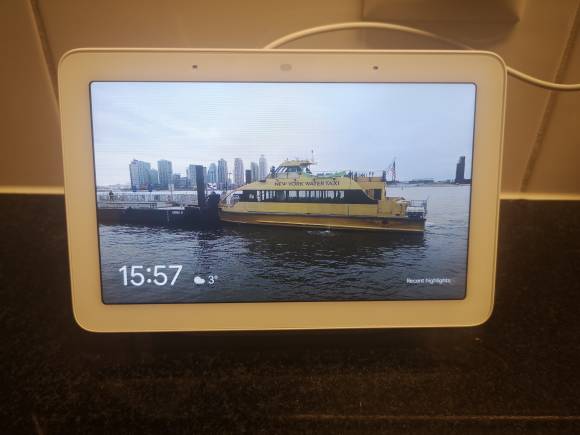 Ein digitaler Bilderrahmen des Typs Google Nest Hub 