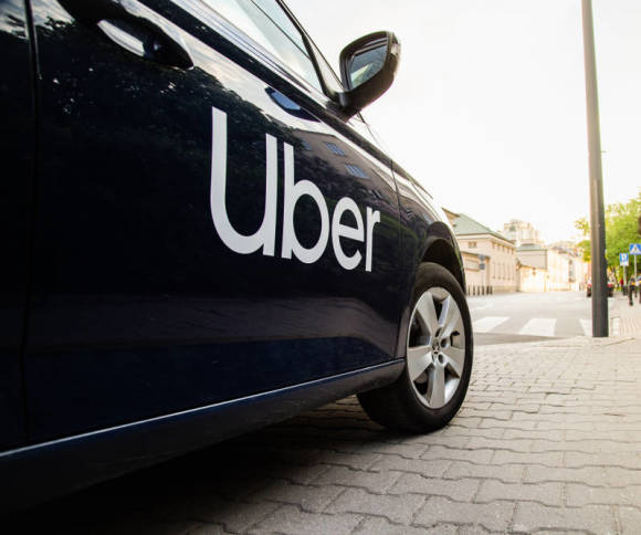 Auto mit Uber Logo 