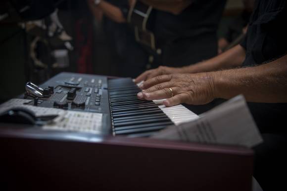 Ein Handpaar auf einem Synthesizer-Keyboard 