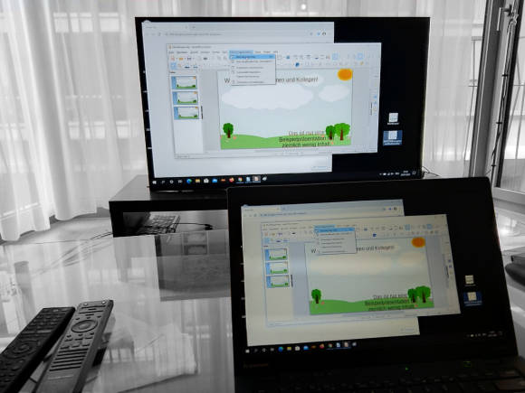 Notebook und Fernseher zeigen denselben Inhalt 