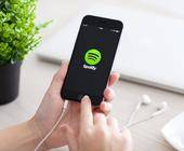 Ein Smartphone zeigt das Spotify-Logo