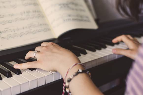 Klaviertasten, Frauenhände spielen