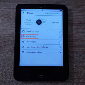 Foto eines Tolino E-Readers. Im Menü der Befehl zum Öffnen des Webbrowsers