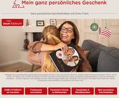 Eine Frau umarmt ein Mädchen, von dem sie ein Fotobuch erhalten hat