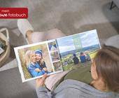 Eine Frau blättert in einem Fotobuch