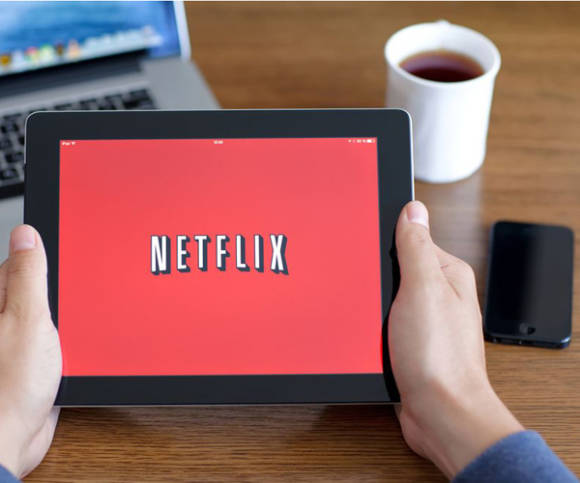 Foto eines Tablets mit Netflix-Logo 