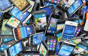 Haufen von Smartphones 