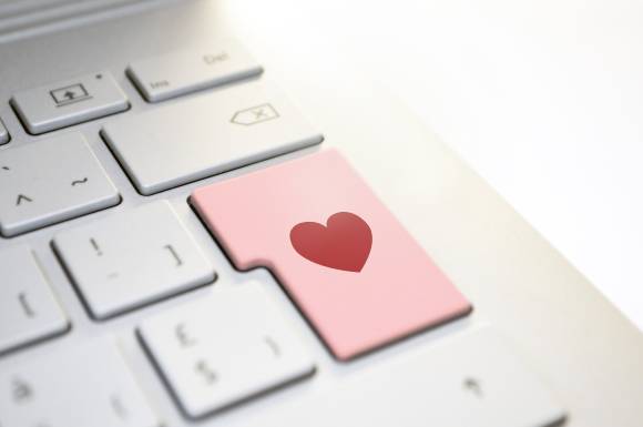 Tastaturausschnitt mit einem Herzchen auf der Enter-Taste 