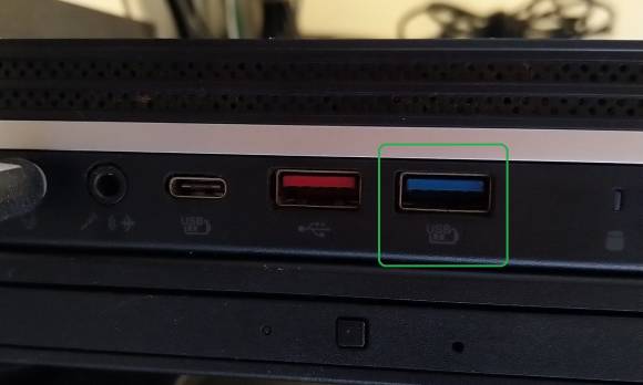Foto eines nicht powered und eines powered USB-Anschlusses