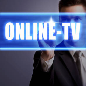 Ein Mann steht hinter einem transparenten Schriftzug "Online-TV" 