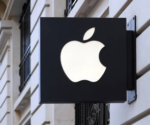 Symbolbild zeigt Apple-Logo an einem Gebäude 