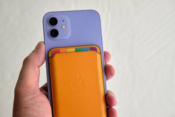 Weil’s so schön ist: ‹California Poppy› trifft das iPhone 12 in der brandneuen Ausführung ‹Violett›