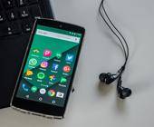 Ein Android-Smartphone und ein Kopfhörer