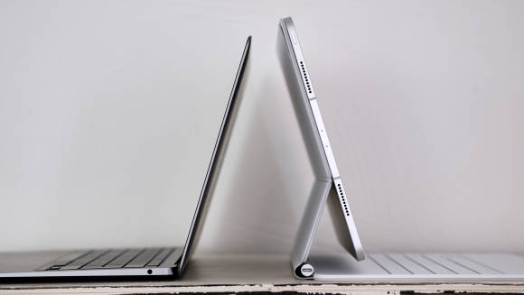 Aus einem anderen Winkel betrachtet, ist auf jeden Fall das MacBook Air der Leichtfuss