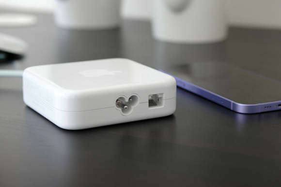 Das Netzteil ist nicht gerade zierlich, doch hier steckt auch der Ethernet-Anschluss drin