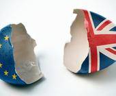 Zebrochene Eierschalen mit EU- und Großbritannien-Flagge