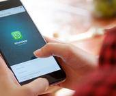 Person nutzt Whatsapp auf Smartphone