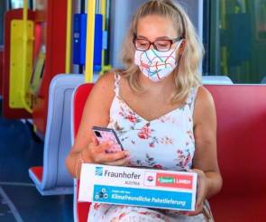 Frau in Tram mit Paket