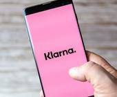 Smartphone mit Klarna-App