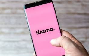 Smartphone mit Klarna-App 