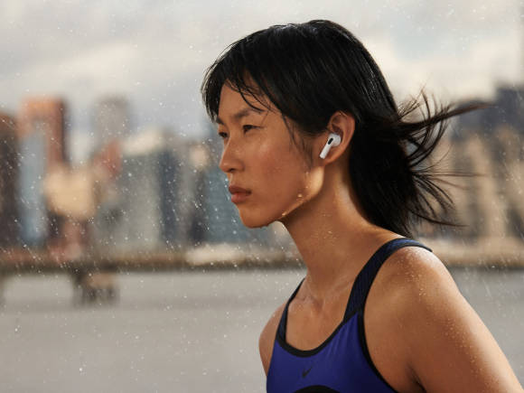 Die neuen AirPods sind vor Schweiss und Wasser geschützt; die Zertifizierung gemäss IPX4 gilt sowohl für die Ohrhörer als auch für das Case