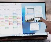 Hand zeigt auf einen Notebook-Bildschirm mit Windows 11