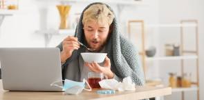 Mann mit Hausmitteln gegen Erkältung 