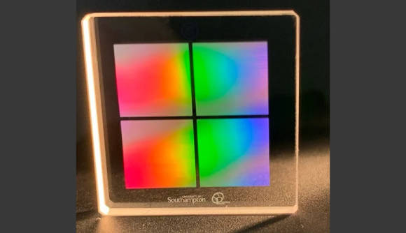 Optomechanischer Datenspeicher aus Quarzglas schimmert in Regenbogenfarben 