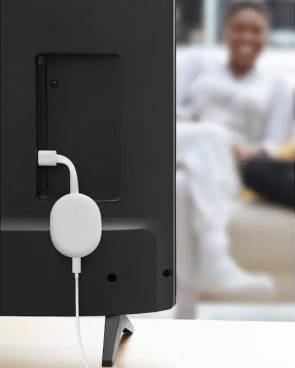 Rückseite eines Fernsehers mit angestöpseltem Chromecast