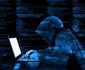 Hacker mit Kapuze an einem Notebook