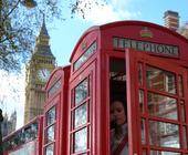 Zwei rote Telefonzellen in London, im Hintergrund der Big Ben