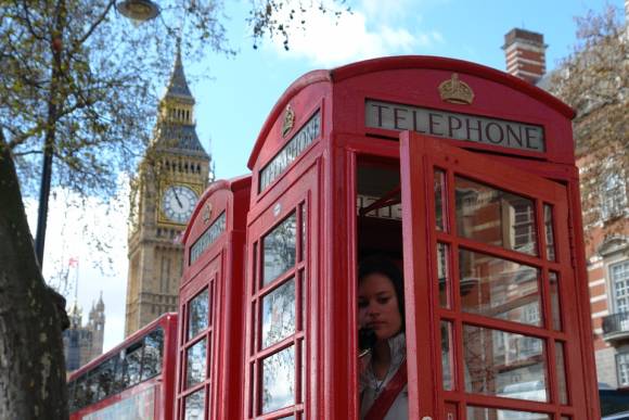 Zwei rote Telefonzellen in London, im Hintergrund der Big Ben 