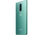 Das OnePlus 8 in der Farbe Glacial Green (ein ins Bläulich-Graue gehendes, kühles Grün)