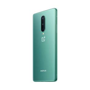 Das OnePlus 8 in der Farbe Glacial Green (ein ins Bläulich-Graue gehendes, kühles Grün) 