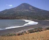 Strand mit Vulkan Conchagua im Hintergrund