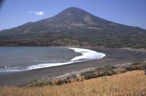 Strand mit Vulkan Conchagua im Hintergrund 